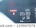 車內顯示的安全帶標誌 129947078