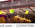 天花板上懸掛的香蕉和熱帶風光 129947086
