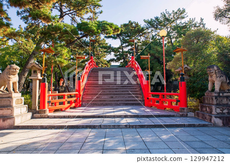 Iconic Drum bridge or Sori Bashi of Sumiyoshi Grand Taisha Shrine, Osaka 129947212