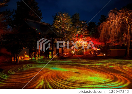 Kodai-ji temple light illumination show at dusk in autumn, Kyoto Kodai-ji temple light illumination show at dusk in autumn, Kyoto 129947243