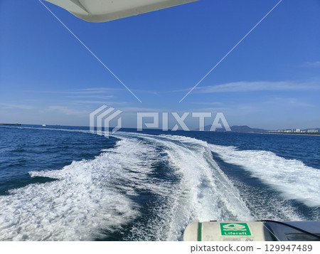 藍色的海和船上濺起的水花 129947489