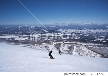 滑雪愛好者在新雪谷東急格蘭德比羅夫的 Jumbo 賽道上滑雪 129947768