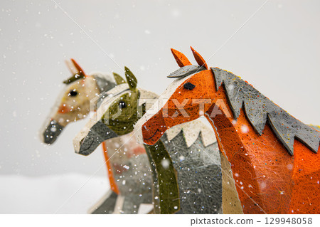 三馬（馬年、十二生肖、賀年卡材料） 129948058