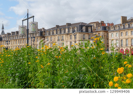 the city of Bordeaux at the garonne river in france the city of Bordeaux at the garonne river in france 129949406