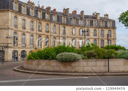 the city of Bordeaux at the garonne river in france 129949459