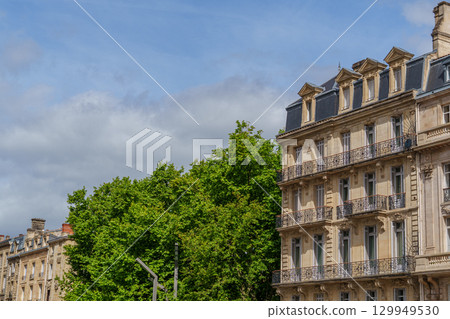 the city of Bordeaux at the garonne river in france 129949530