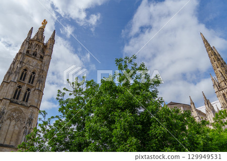 the city of Bordeaux at the garonne river in france 129949531