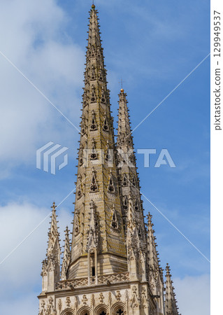the city of Bordeaux at the garonne river in france 129949537