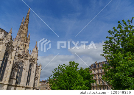 the city of Bordeaux at the garonne river in france the city of Bordeaux at the garonne river in france 129949539