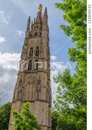 the city of Bordeaux at the garonne river in france the city of Bordeaux at the garonne river in france 129949542
