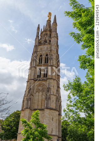 the city of Bordeaux at the garonne river in france 129949543