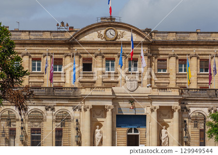 the city of Bordeaux at the garonne river in france 129949544