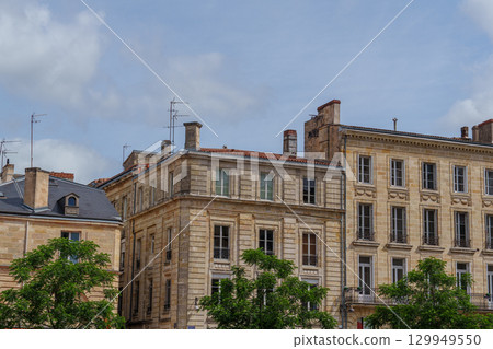 the city of Bordeaux at the garonne river in france 129949550