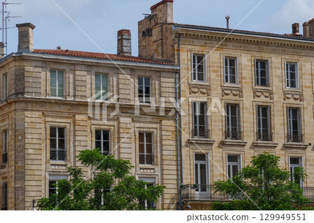 the city of Bordeaux at the garonne river in france 129949551