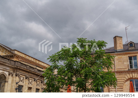 the city of Bordeaux at the garonne river in france 129949554