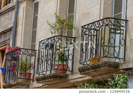 the city of Bordeaux at the garonne river in france 129949556