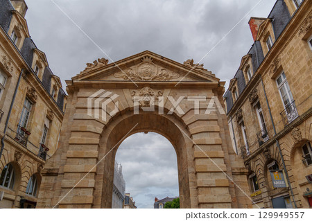 the city of Bordeaux at the garonne river in france the city of Bordeaux at the garonne river in france 129949557