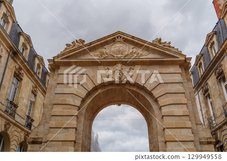 the city of Bordeaux at the garonne river in france the city of Bordeaux at the garonne river in france 129949558