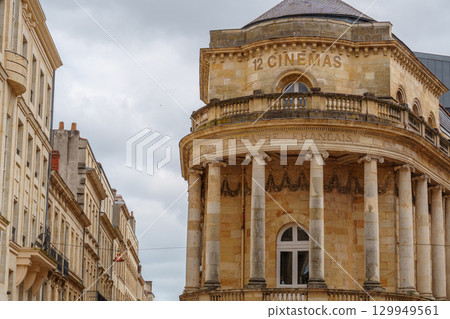 the city of Bordeaux at the garonne river in france 129949561