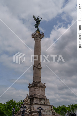 the city of Bordeaux at the garonne river in france the city of Bordeaux at the garonne river in france 129949567