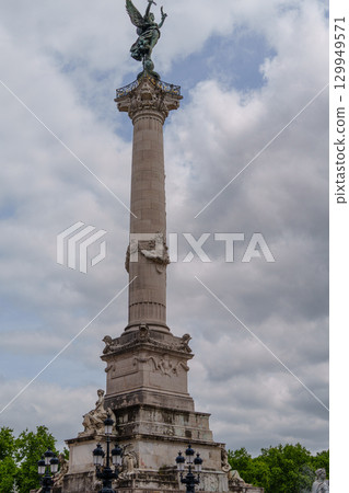 the city of Bordeaux at the garonne river in france the city of Bordeaux at the garonne river in france 129949571