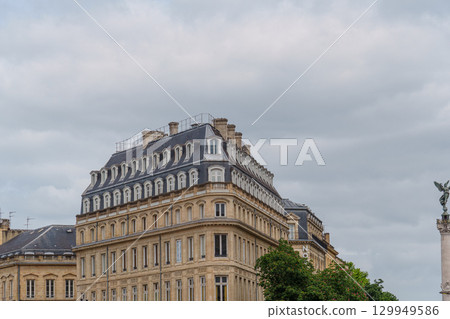 the city of Bordeaux at the garonne river in france the city of Bordeaux at the garonne river in france 129949586