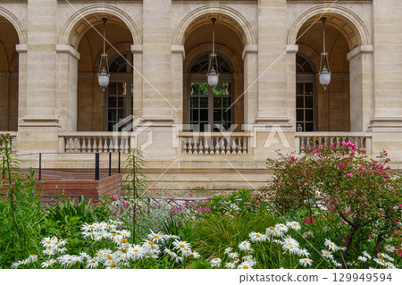 the city of Bordeaux at the garonne river in france the city of Bordeaux at the garonne river in france 129949594