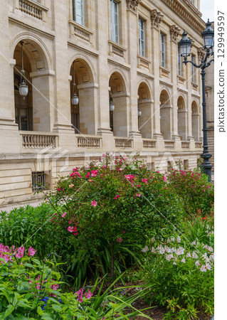 the city of Bordeaux at the garonne river in france the city of Bordeaux at the garonne river in france 129949597