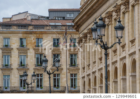 the city of Bordeaux at the garonne river in france 129949601
