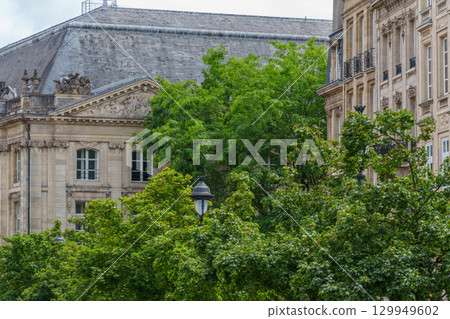 the city of Bordeaux at the garonne river in france the city of Bordeaux at the garonne river in france 129949602
