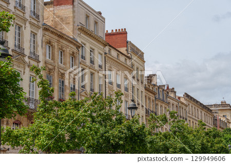 the city of Bordeaux at the garonne river in france 129949606