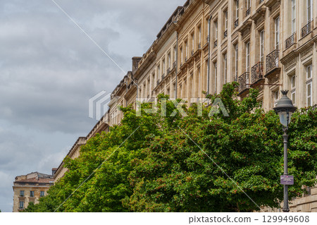 the city of Bordeaux at the garonne river in france 129949608