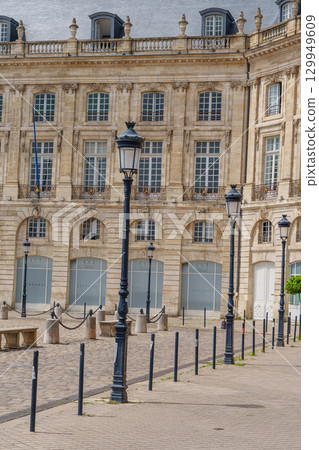 the city of Bordeaux at the garonne river in france 129949609