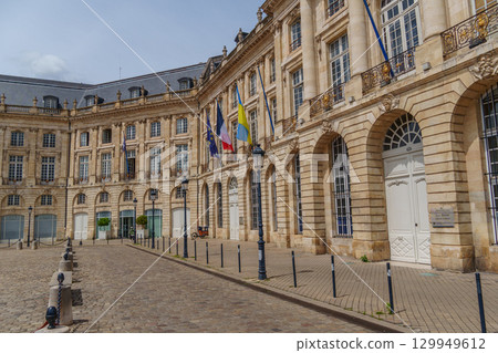 the city of Bordeaux at the garonne river in france the city of Bordeaux at the garonne river in france 129949612