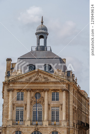 the city of Bordeaux at the garonne river in france 129949614