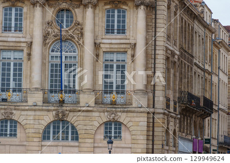 the city of Bordeaux at the garonne river in france the city of Bordeaux at the garonne river in france 129949624