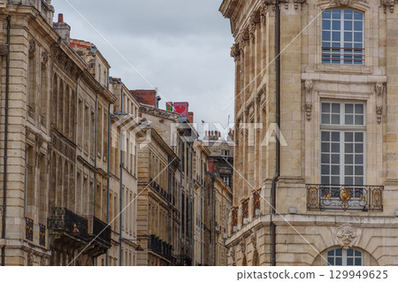 the city of Bordeaux at the garonne river in france 129949625