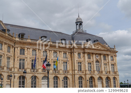 the city of Bordeaux at the garonne river in france 129949628
