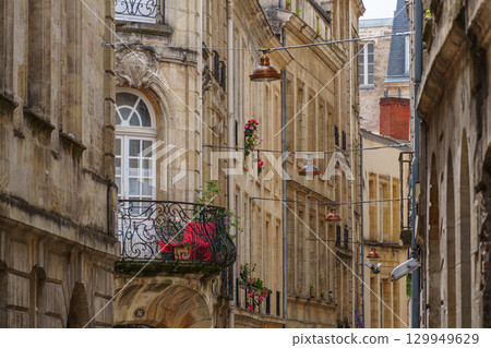 the city of Bordeaux at the garonne river in france the city of Bordeaux at the garonne river in france 129949629