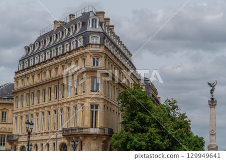 the city of Bordeaux at the garonne river in france the city of Bordeaux at the garonne river in france 129949641