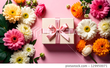 粉紅色背景的禮物盒和華麗的花束 129950071