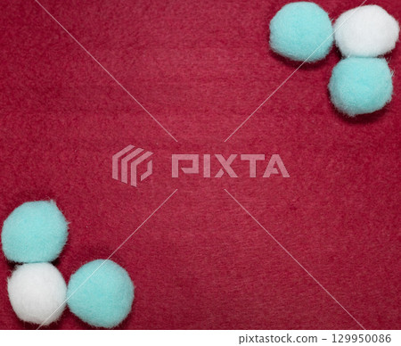 紅色背景和淺藍色絨球 紅色背景和淺藍色絨球 129950086