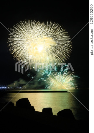 Gion Kashiwazaki Festival large fireworks display of the sea 129950290
