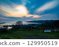從浦川町的魯冰花之丘眺望夕陽與夜幕下的城鎮 129950519