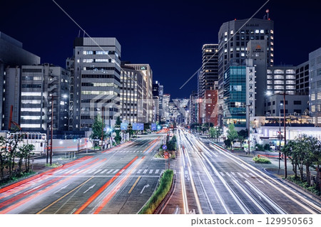 從名古屋榮中央橋眺望櫻通及名古屋的夜景 從名古屋榮中央橋眺望櫻通及名古屋的夜景 129950563