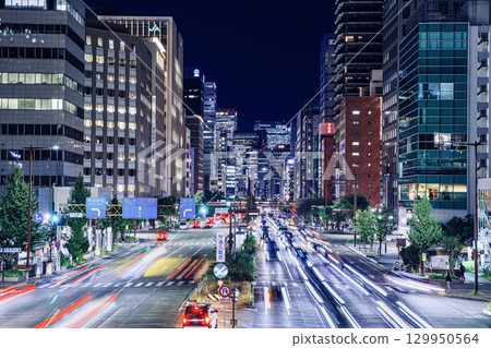 從名古屋榮中央橋眺望櫻通及名古屋的夜景 從名古屋榮中央橋眺望櫻通及名古屋的夜景 129950564