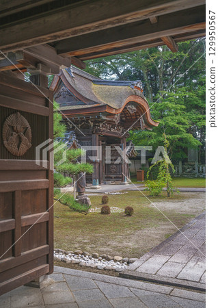 從滋賀縣大津市最教寺總持大師殿北門望去的唐門 129950567