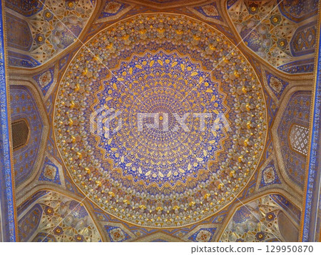 蒂拉-卡利 (Tila-Kali) 宗教學校的天花板(烏茲別克斯坦撒馬爾罕) 蒂拉-卡利 (Tila-Kali) 宗教學校的天花板(烏茲別克斯坦撒馬爾罕) 129950870