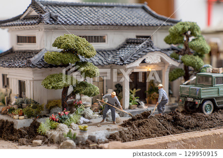 園丁和景觀設計師創建花園(立體模型) 園丁和景觀設計師創建花園(立體模型) 129950915