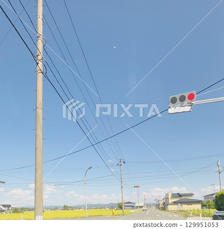 景觀與藍藍的天空和電線桿 景觀與藍藍的天空和電線桿 129951053